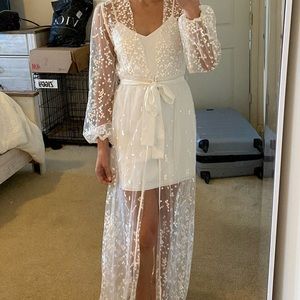 Size XS: Le Rose Gifts Lace Maxi Bridal Robe Including Slip in Adelina Spot Lace